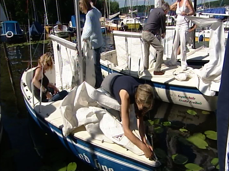 Astrid und Bärbel machen die „ad hoc“ segelklar (2010)