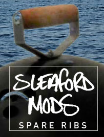 Kugelgrill mit Logo der Sleaford Mods und Titel Spare Ribs 