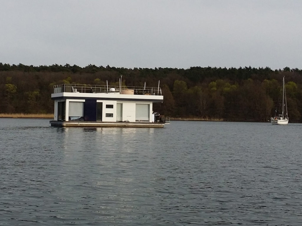 Ein Haus-Boot „Villa Seeblick“ auf dem Breiten See / Unter-Havel in Berlin