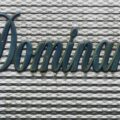 „Dominant“ - Schriftzug auf altem Wohnwagen