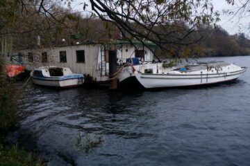Segel-und Motorboote liegen am ehemaligen Restaurantschiff „Sabine II“