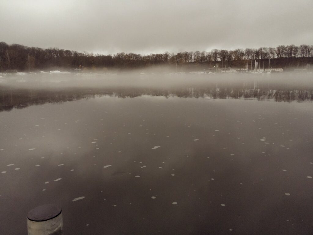 Nebel über noch eisigen See