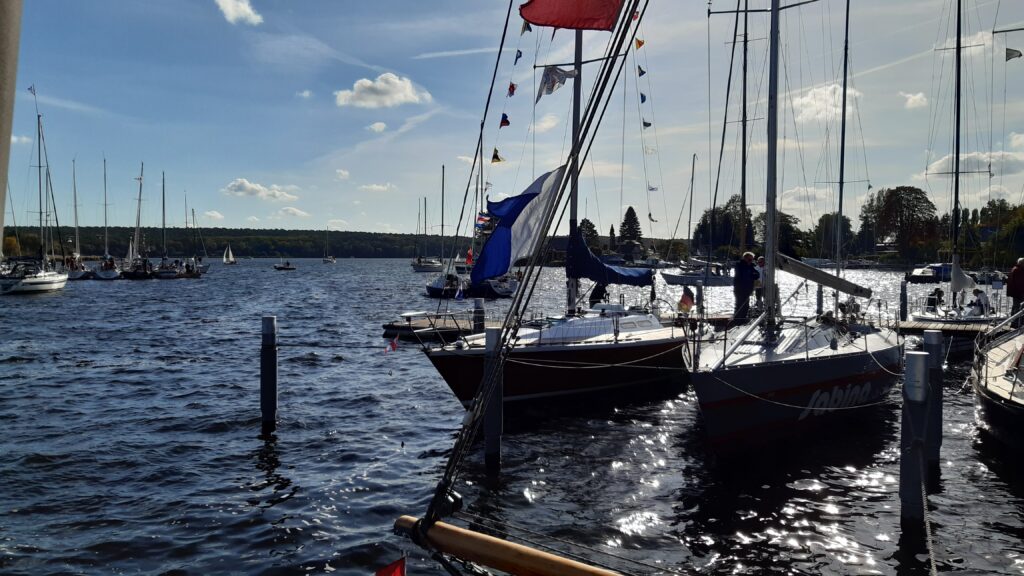 Steg und Boote beim ASV - Absegeln 2024 