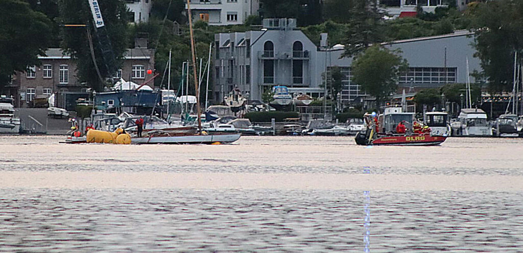 Die gehobene Yacht „Salamander IV“ wird auf Auftriebskörpern schwimmend am Vatertags-Abend 2025 von der DLRG nach Hause in die Scharfe Lanke geschleppt!