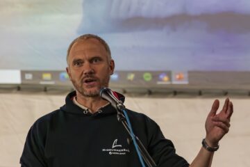 Robert Nowatzki beim Skipperbriefing