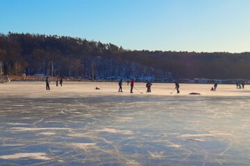 Zugefrorener Stößensee mit Eishocky-Spielern