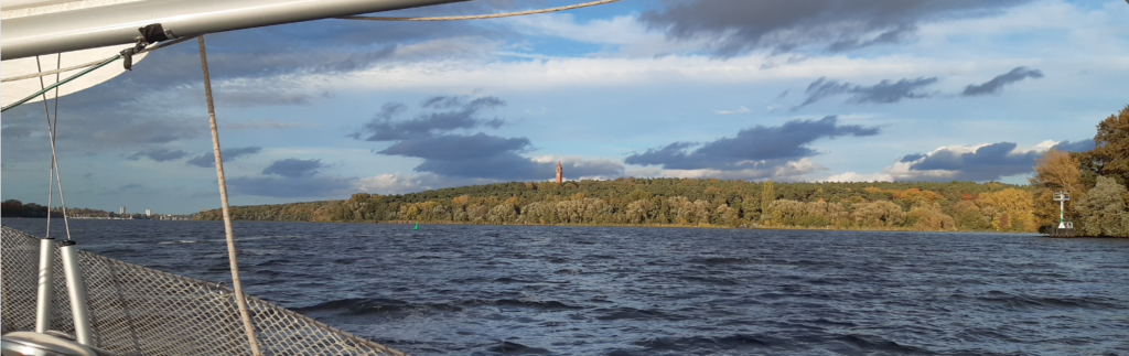 Segeln im Herbst auf der Havel, in der bewaldeten Hügelkette der Grunewaldturm