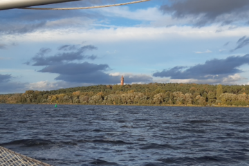 Segeln im Herbst auf der Havel, in der bewaldeten Hügelkette der Grunewaldturm